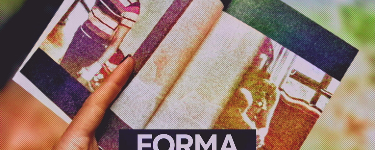 Persona sostiene un fotolibro con imágenes en tono sepia; al pie, logotipo de FORMA – Programa de Fotografía Actual, tercera edición.