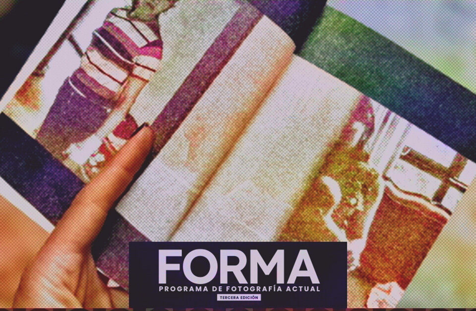 Persona sostiene un fotolibro con imágenes en tono sepia; al pie, logotipo de FORMA – Programa de Fotografía Actual, tercera edición.