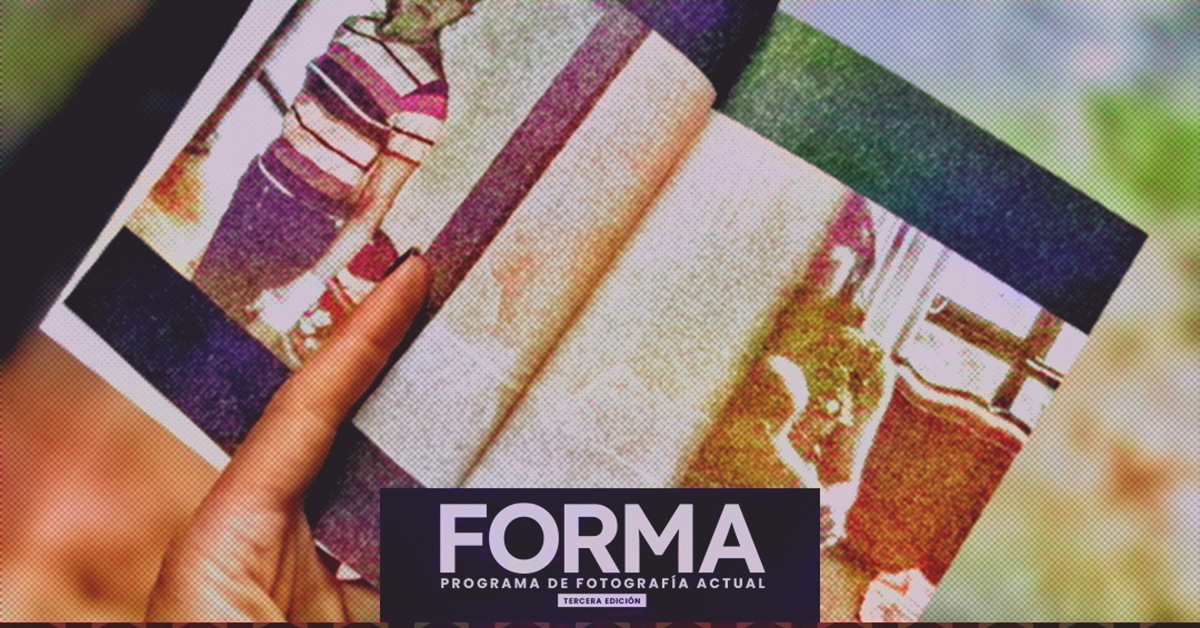 Persona sostiene un fotolibro con imágenes en tono sepia; al pie, logotipo de FORMA – Programa de Fotografía Actual, tercera edición.
